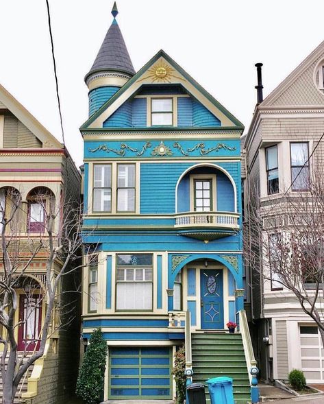 San Francisco Buildings, Pictures Of Houses, Architecture Victorian, Painted Ladies San Francisco, Old Fashioned House, Victorian Exterior, Sun Motif, Folk Victorian, Victorian Beauty