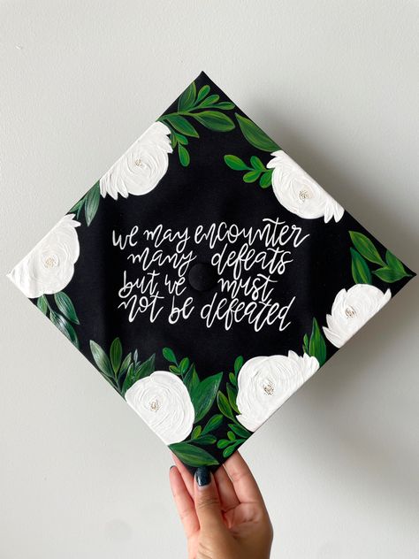 Graduation Cap Painting, Graduation Cap Quotes, Bible Verse Graduation, Cute Graduation Poses, Painted Caps, Uni Motivation, Quotes For Graduation Caps, Cap Quotes, Caps Graduation