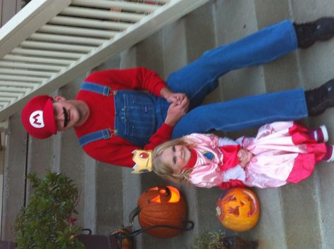 Father-daughter Halloween costume. Mario & princess peach Father Daughter Halloween Costumes, Dad Costume, Dragons Love Tacos, Mario And Princess Peach, Addams Family Costumes, Easy Diy Costumes, Father And Baby, Unique Costumes, Halloween Hats