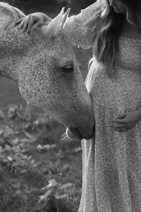 Maternity Photos With Horses, Farm Maternity Pictures, Cottagecore Maternity, Farm Maternity Photos, Photo With Horse, Photoshoot With Horses, Outdoor Pregnancy Photoshoot, Summer Maternity Photoshoot, English Countryside Style