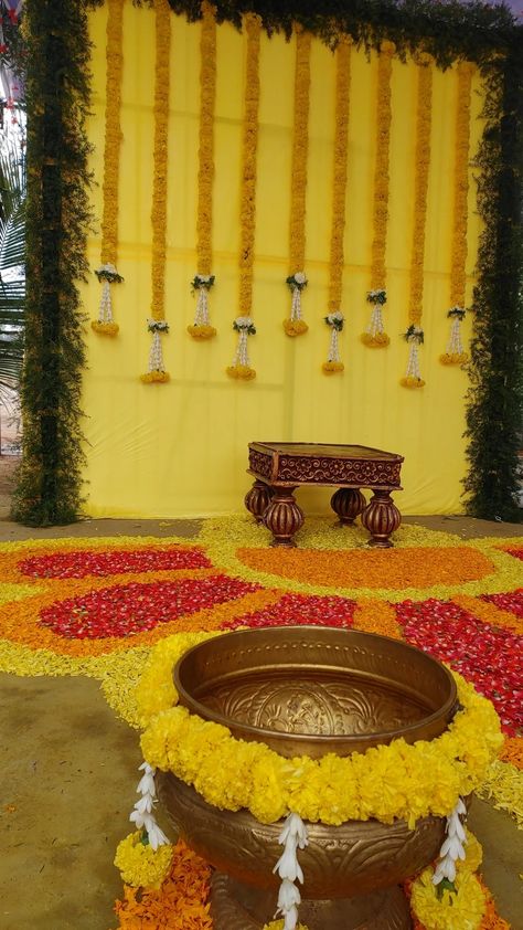 South Indian Haldi Backdrop, Mangal Snanam Decoration For Bride, Haldi Decoration Ideas South Indian, South Indian Haldi Decoration, Simple Mantapa Decoration South Indian, South Indian Decoration Ideas, South Indian Haldi Ceremony, Mangalasnanam Decorations, South Indian Theme Decor