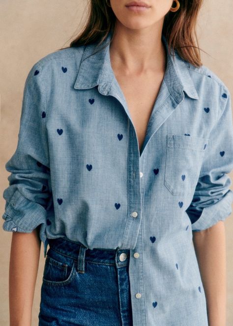 Tomboy Shirt - Chambray with embroidered navy hearts - Cotton - Sézane Embroided Shirts Design, Shirt Stitching Ideas For Women, Denim Shirt Embroidery Ideas, Embroidery On Denim Shirt, Jeans With Hearts, Denim Shirts For Women, Denim Shirt Outfit Women, Tomboy Shirts, Embroidered Denim Shirt