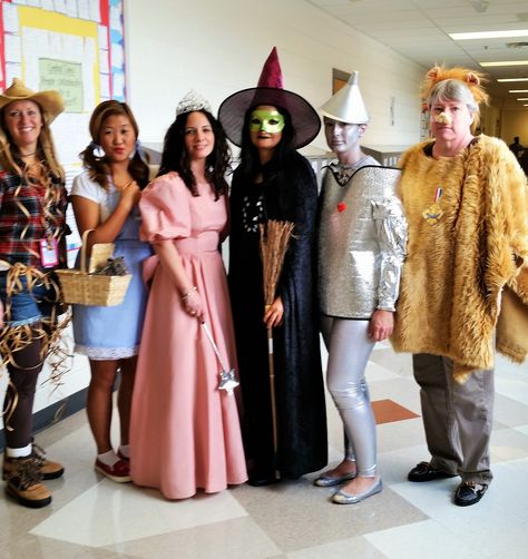 Wizard of Oz halloween group costume. Teachers! Wizard Of Oz Costumes Diy, Wizard Of Oz Costumes, Storybook Character Costumes, Wizard Of Oz Costume, Costumes For Work, Oz Costume, Halloween Costumes For Work, Halloween Group, Teacher Costumes