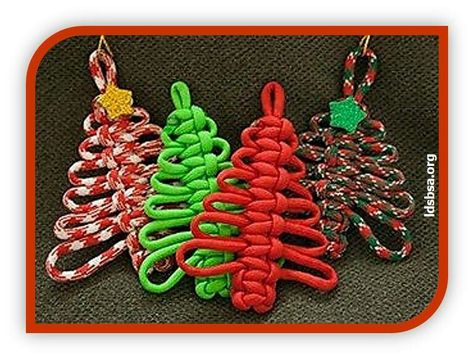 This would be a fun cub scout craft to practice square knots. Paracord Christmas, Parachute Cord Crafts, Cub Scout Crafts, Paracord Projects Diy, Cords Crafts, Paracord Bracelet Diy, Paracord Tutorial, Paracord Diy, Paracord Knots