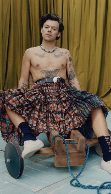 Harry Styles Dress, Harry Styles Vogue, Harry Styles Gucci, Pretty Punk, Gucci Dress, Harry Styles Cute, Harry Styles Wallpaper, Harry Styles Pictures, Harry Styles Photos