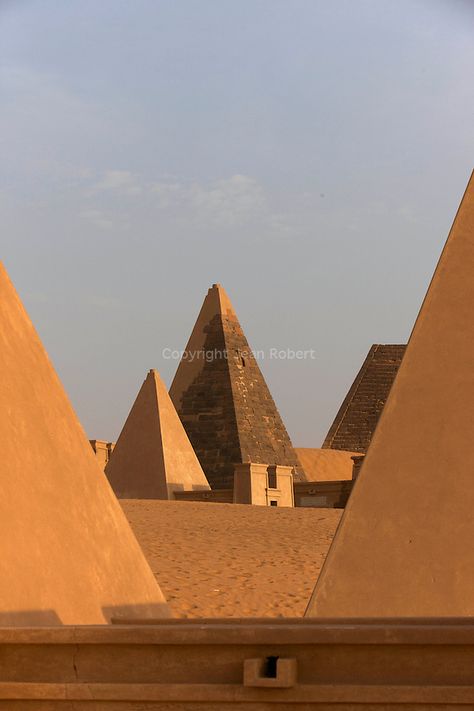 Ancient Kush, Ancient Nubia, Cracked Wallpaper, Ancient Pyramids, Ancient Africa, African Architecture, Photo Wall Gallery, Landmark Buildings, Ancient Stone