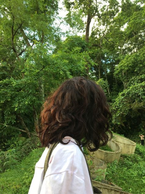 Wavy hair Messy Brown Hair Aesthetic, Brunette Hair Aesthetic Faceless, Aesthetic Short Brown Hair, Short Brown Hair Aesthetic Faceless, Chocolate Brown Hair Aesthetic, Wavy Hair Aesthetic Girl, Short Wavy Hair Aesthetic, Wavy Hair Inspo Hairstyles, Short Hair Aesthetic Faceless