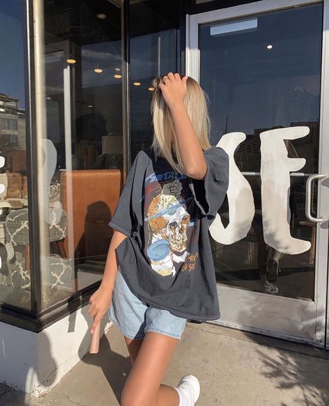 Womenswear on Instagram: “Standing out @cerecampbell | #lessisworefemales” Fresh Outfits, Mode Inspo, Mom Shorts, Looks Vintage, Aesthetic Outfits, Outfits Casuales, Cute Casual Outfits, Vintage Denim, Look Fashion