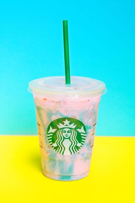 5 Ways to Hack the Starbucks Unicorn Frappuccino - Starbucks Drink Ideas Starbucks Kids Drinks, Starbucks Oreo Frappuccino, Oreo Frappuccino, Order At Starbucks, Unicorn Drink, Starbucks Frappuccino Recipe, Unicorn Frappuccino, Iced White Chocolate Mocha, Play Icon