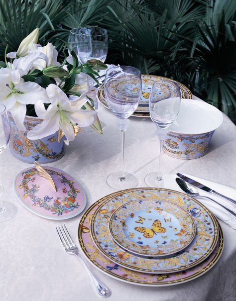 Le Jardin de Versace Tiffany Store, Beautiful Tablescapes, Luxury Tableware, Gold Baroque, Versace Home, Pretty Tables, Wedding Picture Frames, Porcelain Dinnerware, China Patterns