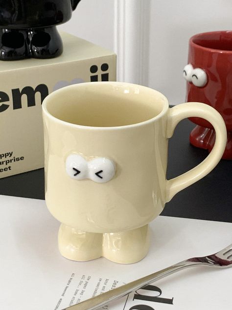 This fun and artistic mug features a hip-hop style smiley face, making it a perfect gift for those who love unique and whimsical items. Crafted from durable ceramic, it's ideal for both hot and cold beverages, providing a fun way to enjoy drinks at home or in the office. The creative design makes it a great conversation starter and a delightful addition to any mug collection. Material:CeramicSize:13cm(L)*9cm(W)*11.5cm(H) (1 inch=2.54cm)Capacity:1400ml Mug With Face Ceramics, Pottery Mug Cute, Creative Mug Designs, Unique Mug Design, Cute Ceramic Cups, Ceramics Ideas Pottery Mug, Cute Pottery Mugs, Cool Mugs Ceramics, Mug Design Ideas Creative