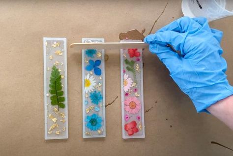 Diy Resin Flowers, Pressed Flowers Diy, Wooden Craft Sticks, Resin Bookmarks, Pressed Flower Crafts, Floral Resin, Dried And Pressed Flowers, Flower Bookmark, Diy Resin Crafts