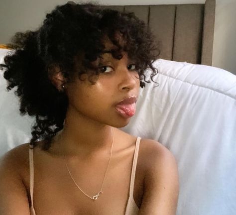 Short Curly Hair With Bangs, Quick Natural Hair Styles, Cute Curly Hairstyles, Hair With Bangs, Hairdos For Curly Hair, Natural Curls Hairstyles, Hair Stylies, Curly Hair Inspiration, Curly Girl Hairstyles