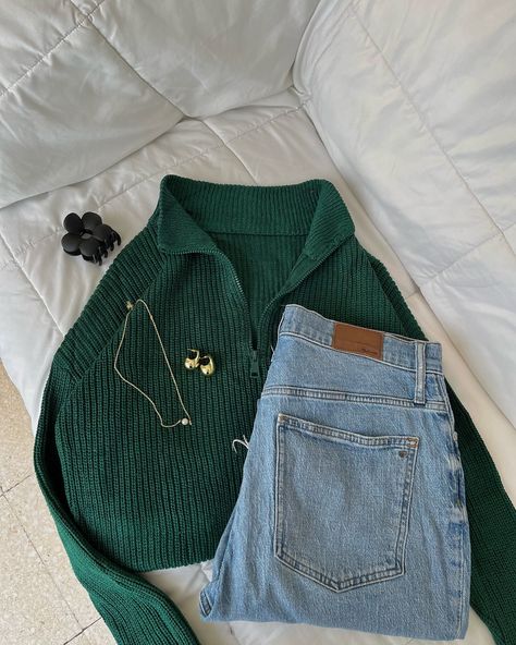 Puedes comentar 8:30pm 🛍️🛒 Aquí suéter color verde esmeralda, me encanta, está bien bello 🥺💗 un look muy Old money. Talla: s/m $139 Outfit Con Verde, Outfits Con Verde, Emerald Outfit, Outfit Mujer, Look Older, Warm Spring, July 3, Green Outfit, Old Money