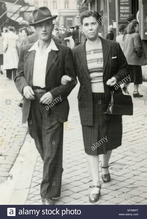 Italy 1950s Aesthetic, 1940s Italy, France 1940 Aesthetic, 1940s Relationship, 1940s Couples Photography, Couples Walking, Venice, Walking, Photo Image