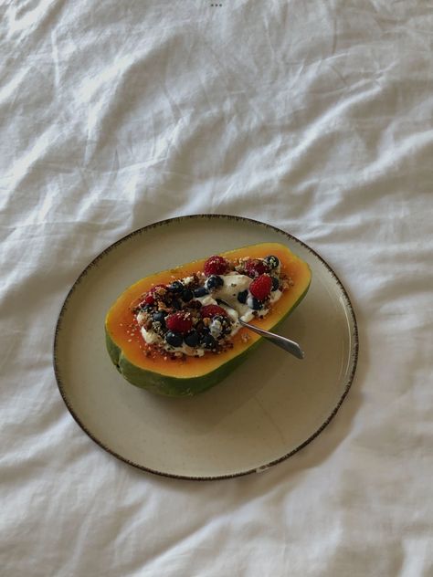 Papaya Bowl Breakfast, Papaya Aesthetic, Papaya Breakfast, Papaya Bowl, Heathy Snack, Healthy Breakfast Snacks, Fancy Breakfast, Aesthetic Morning, Healthy Lifestyle Food