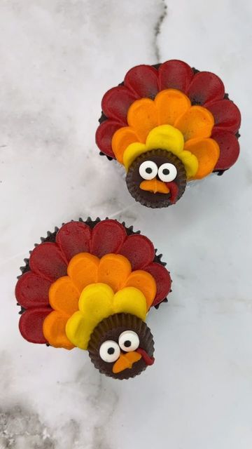 Rachel Lindsay on Instagram: "Thanksgiving Turkey Cupcakes ❤️🧡💛 Here’s another of my shaped cupcake hack that I made for @wiltoncakes #thanksgiving Use fold pieces of foil to shape your cupcake liners. Fill them half full and bake. Use piping tip 12 to pipe red dots. Using a piping tip, spread the dot into a feather (This tip trick works so well ) Continue with orange and yellow. Add a Reese’s cup for the face and candy eyes. Pipe a beak with tip 352. How cute are they? ❤️🧡💛 #cupcakes #cakedesigner #thanksgiving #turkeycupcakes #christmasbaking #cakedbyrach #bakinghacks #shapedcupcakes" Cute Turkey Cupcakes, Open Star Piping Tip, Star Piping Tip, Turkey Cupcake, Red Buttercream, Thanksgiving Goodies, Turkey Cupcakes, Thanksgiving Cupcakes, Thanksgiving Desserts Table