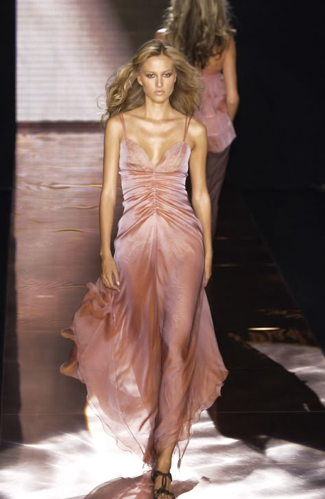 Chanel Wedding Dress, Pink Runway, Dress Coquette, 90s Runway Fashion, Runway Fashion Couture, High Fashion Dresses, Pink Bows, Arab Fashion, Runway Dresses