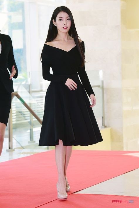 These 10+ Times IU Wore A Pretty Black Dress Will Convince You That It's One Of Her Best Looks - Koreaboo Recital Dress, Pretty Black Dresses, Party Dress Inspiration, Award Show Dresses, Casual Attire For Women, Dress Korean, Graduation Dresses, Black Dress Outfits, Glamour Dress