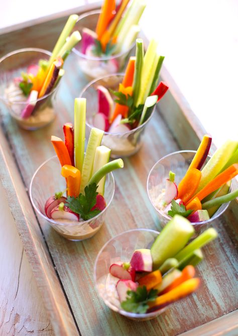 Little Veggie Cups with Hummus Veggie Cups For Party, Cocktail Party Food Appetizers, Individual Snacks, Hummus Cup, Salad Cups, Veggie Cups, Vegetarian Salad, Cocktail Party Food, Food Bars