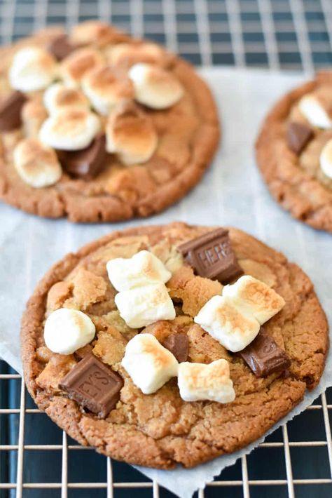 Marshmallows Cookies, Cookies With Brown Butter, S Mores Cookies, Work Food, Cakes Inspiration, Delish Desserts, Smores Cookies, Chocolate Marshmallow, Christmas Prep