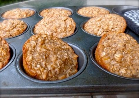 Easy, healthy, delicious single-serving banana bread baked oatmeal muffin cups - only 150 calories, 4 Weight Watchers Freestyle SmartPoints! Oatmeal Muffin Cups, Baked Oatmeal Muffins, Banana Bread Baked Oatmeal, Oatmeal Muffin, Muffins Blueberry, Banana Baked Oatmeal, Banana Oatmeal Muffins, Healthy Baked, Healthy Banana Bread