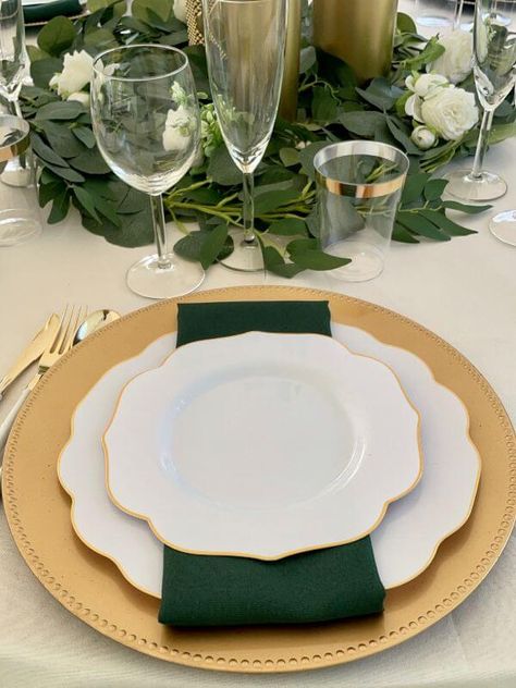 White And Gold Napkins Table Settings, White Gold Green Table Setting, Gold Charger Plate Christmas, Gold Table Chargers, Gold Table Cloth Setting, Emerald Green And Gold Table Setting, White And Gold Plates Table Setting, Round Table Setting Wedding, Gold Charger Plates Table Setting