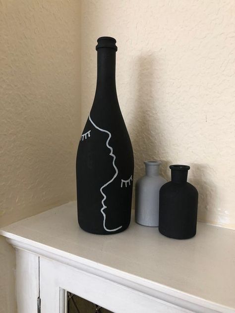 Abstract Bottle Art, Bottil Art Painting, Vase Ideas Painting, Cute Bottle Painting Ideas, Black Bottle Painting, Paint Bottles Diy, Black Bottle Art, Glass Bottles Art Paint, Painted Bottles Ideas