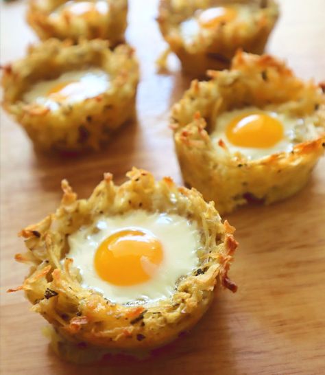 Quail Egg and Hash Brown Nests Quail Eggs How To Cook, Quail Egg Breakfast, Quail Egg Recipes Breakfast, Fancy Egg Recipes, What To Do With Quail Eggs, Recipes With Quail Eggs, Deviled Quail Eggs, Quail Egg Appetizer, Egg Flight Ideas