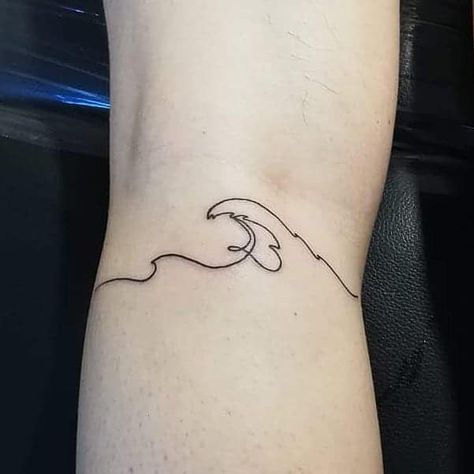 Beachy Tattoos, Surf Tattoo, Wrap Around Tattoo, Dove Tattoos, One Line Tattoo, Tiny Wrist Tattoos, Wrap Tattoo, Body Aesthetic, Ear Tattoo Ideas