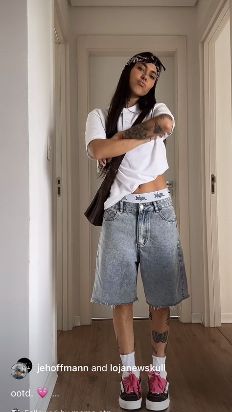 Baggy Summer Fits Women, Jorts Inspo Woman, Big Jorts Outfit Women’s, Outfit Tiro Bajo, Jorts Women Outfits, Baggy Jorts Women, Outfits Streetwear Mujer, Outfits Con Bermudas, Jorts Outfit Women’s