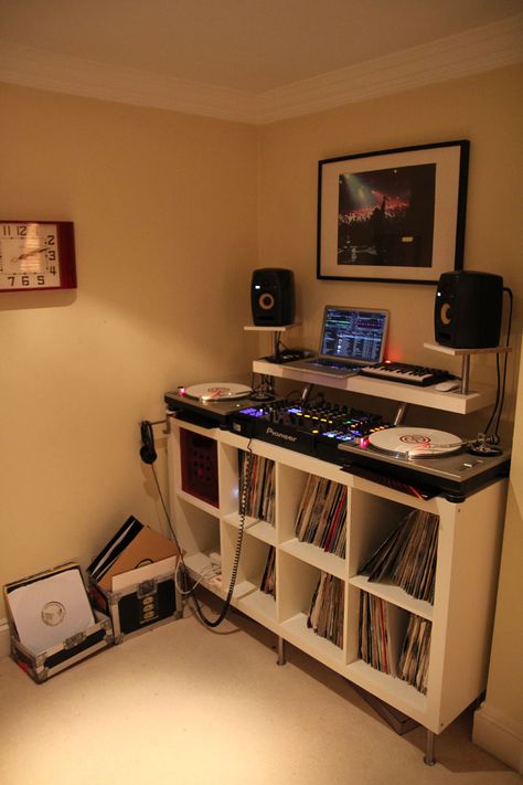 Max One's Set Up Evolution Dj Turntables Dj Setup, Ikea Bedroom Set Up, Dj Bedroom, Dj Set Up Home, Home Dj Setup, Dj Room Ideas, Vinyl Set Up, Dj Setup Ideas Home, Dj Set