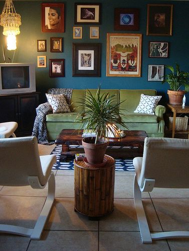 wonderful color and walls Green Couch Blue Walls, Green Couch Living Room, Blue Walls Living Room, Turquoise Walls, Green Couch, Teal Walls, Green Sofa, Living Room Green, Blue Living Room