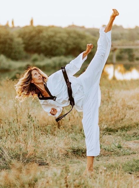 Taekwondo Photoshoot, Female Taekwondo, Karate Picture, Karate Photos, Karate Women, Martial Arts Photography, Taekwondo Girl, Women Karate, Sport Karate