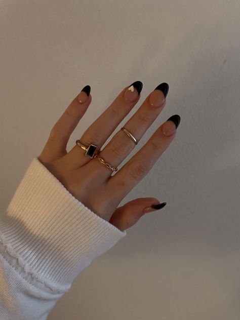 white heart - black and white Black Nail Tips, White Short Nails, Short Almond Shaped Nails, White Almond Nails, Black Almond Nails, Black French Tip, Black French Tips, Heart Nail Designs, Cartier Love Ring