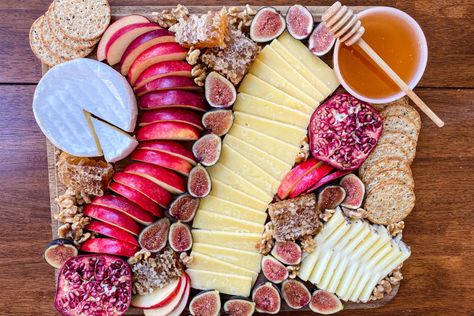 Rosh Hashanah Cheese Board, Rosh Hashana Charcuterie, Rosh Hashana Charcuterie Board, Rosh Hashanah Charcuterie Board, Rosh Hashanah Appetizers, Rosh Hashana Appetizers, Jewish Charcuterie Board, Tom Kippur, Rosh Hashana Recipes