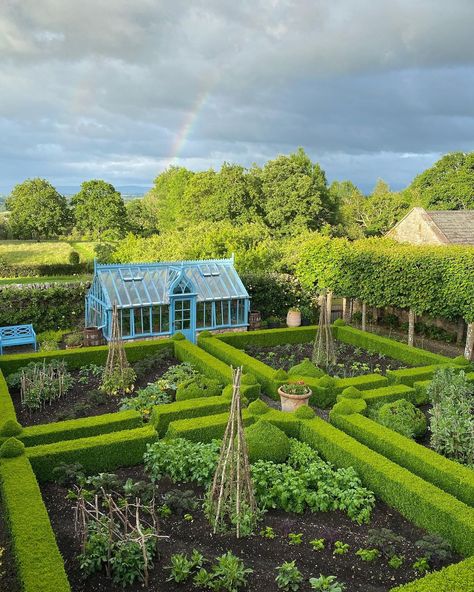 Kate Coulson on Instagram: “Evening over the kitchen garden - - - #greenhouse #glasshouse #growyourown #kitchengarden #vegetablegarden #vegetablegardening #potager…” Walled Garden Layout, Designer Gardens Modern, Garden Remodel, Produce Garden, Kitchen Gardens, Broad Beans, Topiary Garden, Runner Beans, Late Evening