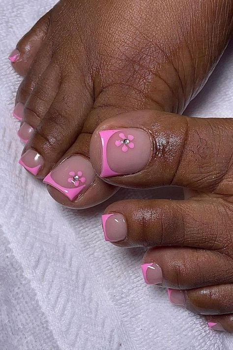 Elevate your pedicure with toe nails donning pretty pink French tips by @humbliztic_nailz, complemented by delicate flower nail art featuring rhinestones for an elegant and feminine touch. Ready to step up your toe nail game? Dive into Nailustrous for 25 Toe Nail Design Ideas and elevate your pedicure style today! Colors For Tan Skin, Summer Pedicure Designs, Toe Nail Colors, French Toe Nails, Flower Toe Nails, Pedicure Designs Summer, Pink Toe Nails, Feet Nail Design, Pedicure Designs Toenails