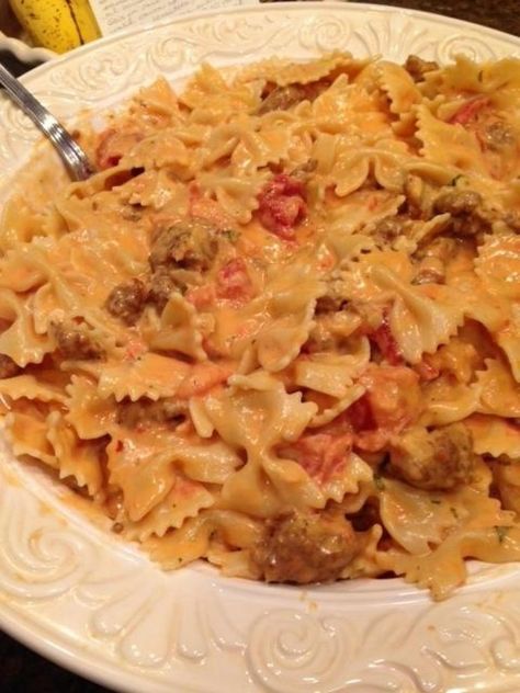 Sausage And Bowtie Pasta, Bowtie Pasta Recipe, Pasta With Italian Sausage, Bow Tie Pasta Recipe, Pasta Bake Easy, Cream Cheese Pasta, Yummy Pasta, Italian Sausage Pasta, Cream Sauce Recipes