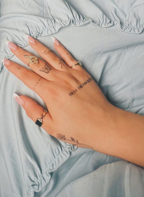 Dainty Hand Tattoos, Name Tattoo On Hand, Tattoo Main, Simple Hand Tattoos, Butterfly Hand Tattoo, Hand And Finger Tattoos, Pretty Hand Tattoos, Hand Tats, Writing Tattoos