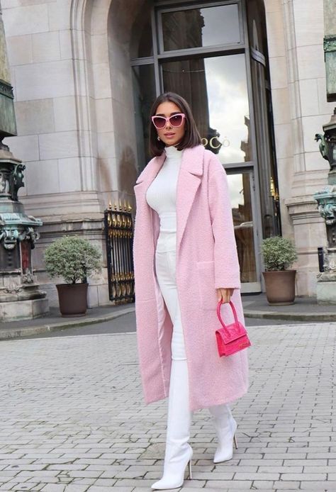 Feminine Winter Outfits, Business Baddie, Outfit Elegantes, Flamboyant Natural, Moda Hippie, Vibrant Outfits, Pink Fall, Paris Outfits, Pink Coat