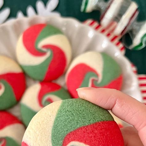 Alice Fevronia on Instagram: "💫 My neopolitan swirl cookie recipe has been my most popular recipe ever (according to hits on my website, and the number of times I’ve been tagged in your creations!) so I thought I would give them a festive makeover! 🎄 They’re made of a really simple buttery sugar cookie dough, but the joy is all in the swirl! I went for vanilla and almond this time, but you could add any flavourings you like, I guess even peppermint to make them taste like peppermint candy too! You will need (makes around 18 cookies): * 200g unsalted butter * 125g icing sugar * 1 large egg * Pinch of salt * 1 tbsp cornflour * 350g plain flour * 1 tsp vanilla extract * 1 tsp almond extract * Red, green and white food colouring  1. Cream together the butter and icing sugar 2. Add the eg Neopolitan Swirl Cookies, Red And Green Swirl Cookies, Swirl Cookies Christmas, Spiral Cookies Christmas, Red And White Christmas Cookies, Swirl Cookies Recipe, Swirl Christmas Cookies, Red And Green Cookies, Christmas Swirl Butter Cookies