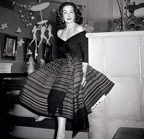 Maria Felix Outfits, Mexican Fashion, Vintage Glam, Lady Diana, Fashion Line, Elegant Fashion, Fashion Week, Vintage Fashion, My Style