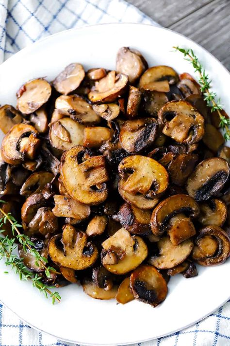 Perfectly Browned Sautéed Mushrooms - Bowl of Delicious How To Saute Mushrooms, Saute Mushrooms, Caramelized Mushrooms, Mushroom Side Dishes, Sautéed Mushrooms, Marinated Mushrooms, How To Cook Mushrooms, Food Lab, Sauteed Mushrooms