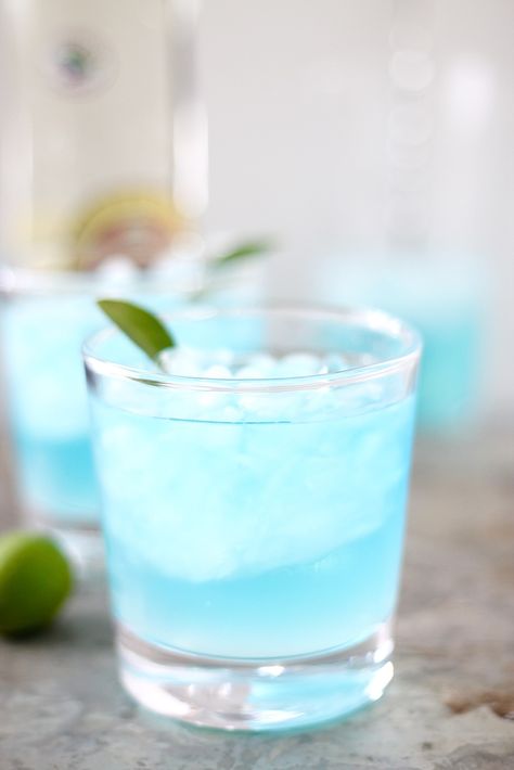 Christmas Gin Cocktails, Blue Alcoholic Drinks, Gin And Lemonade, Christmas Gin, Lime Lemonade, Ginger Cocktails, Gin Cocktail Recipes, Cranberry Cocktail, Blue Drinks