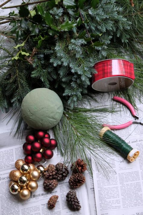 Diy Kissing Ball, Gravesite Decorations, Classic Holiday Decor, Kissing Balls, Rustic Christmas Ornaments, Kissing Ball, Christmas Wreaths Diy Easy, Christmas Planters, Crafts With Pictures