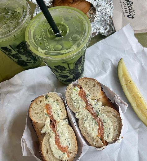 Bagel New York, Scallion Cream Cheese, Lox And Bagels, Cheese Bagels, Breakfast Places, Bagel Cream Cheese, Bagel Shop, New Food, Cafe Food