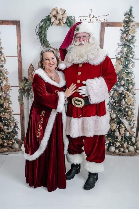 Mrs Clause Costume, Mrs Claus Outfit, Santa Claus Dress, Santa Claus Pictures, Winter Costume, Make Her Feel Special, Santa And Mrs Claus, Mothering Sunday, Santa Costume