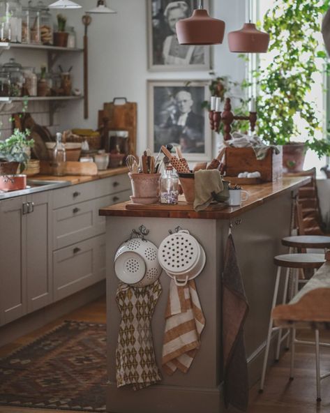 my scandinavian home: A Cosy Country Home in Snowy North Sweden North Sweden, Unfitted Kitchen, Scandinavian Cottage, Swedish Kitchen, Makeover Kitchen, Wallpaper Kitchen, Scandi Home, Appliances Kitchen, Cottage Interior