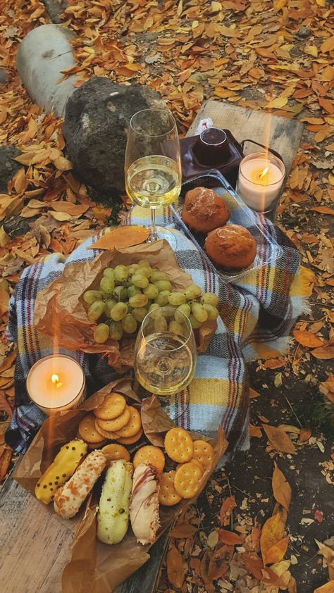 Thanksgiving Aesthetic Photos, Pairs Of Things, Fall Picnic Food Ideas For Two, Thanksgiving Date Ideas, Autumn Picnic Ideas, Fall Picnic Photoshoot, Activity Aesthetic, Fall Picnic Food, Picnic Candles